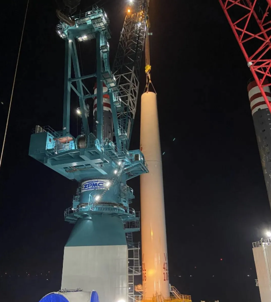 “三峽能源001”完成廣東海域首臺風(fēng)機(jī)吊裝